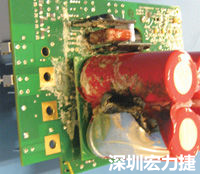 元件選擇不當導致大量電流或電壓流經(jīng)電路，將會發(fā)生像這個燒融電容器的損壞情形。